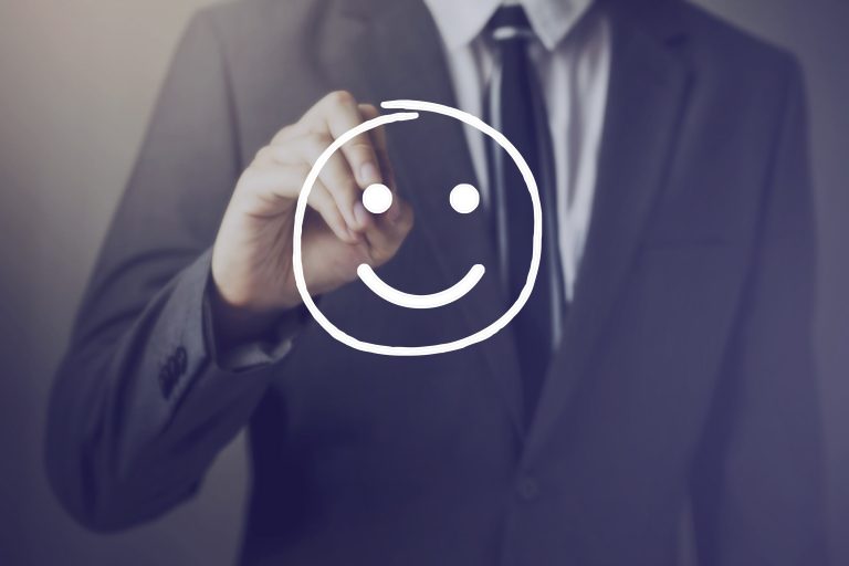 Geschäftsmann zeichnet Emoticon